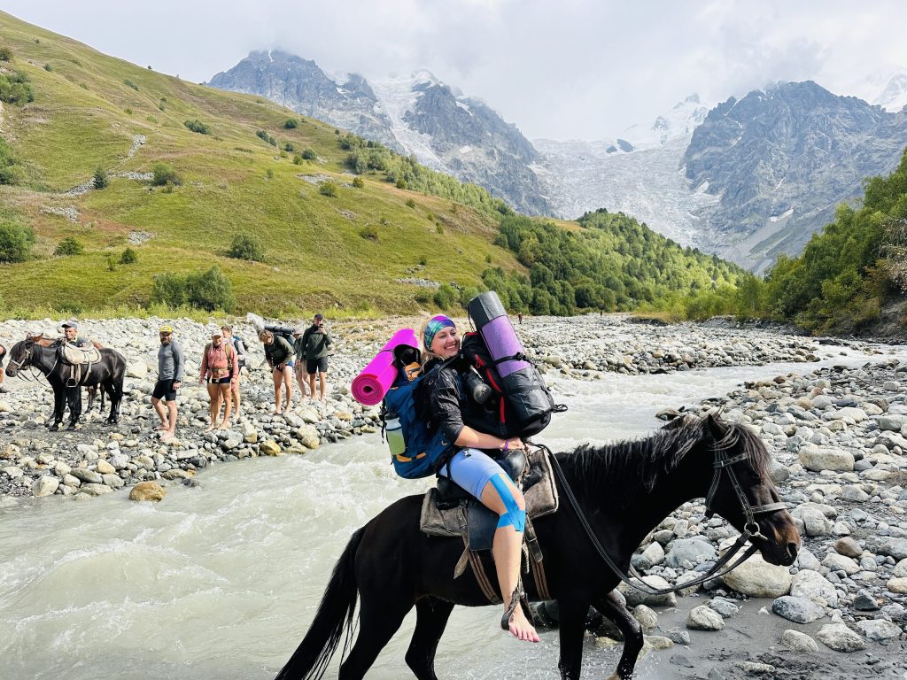 Upės perėjimas su arkliu, Svanetija
